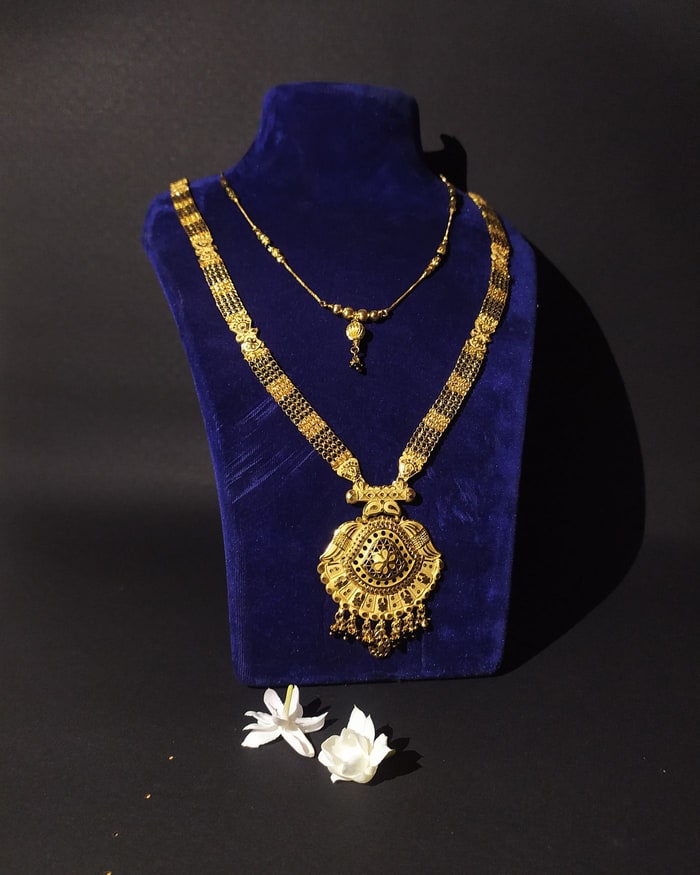 Grand Nakshi Tanmani Mangalsutra, Ornate nakshi medallion on multi-strand black beads