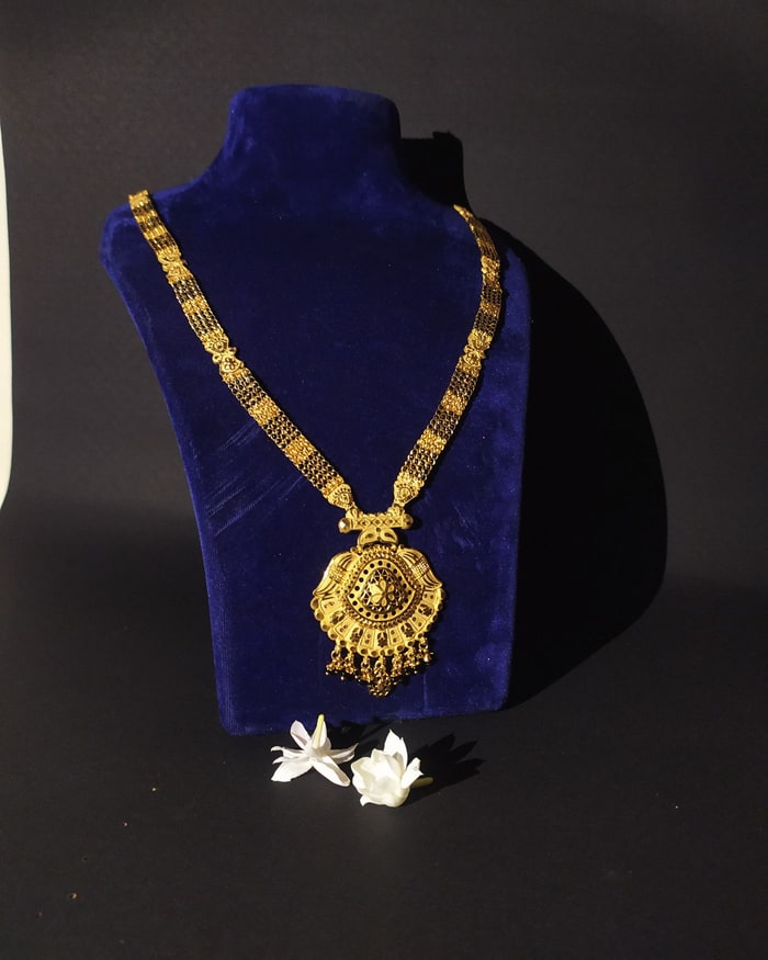 Classic Nakshi Vati Mangalsutra, Single-strand black beads with a classic nakshi drop