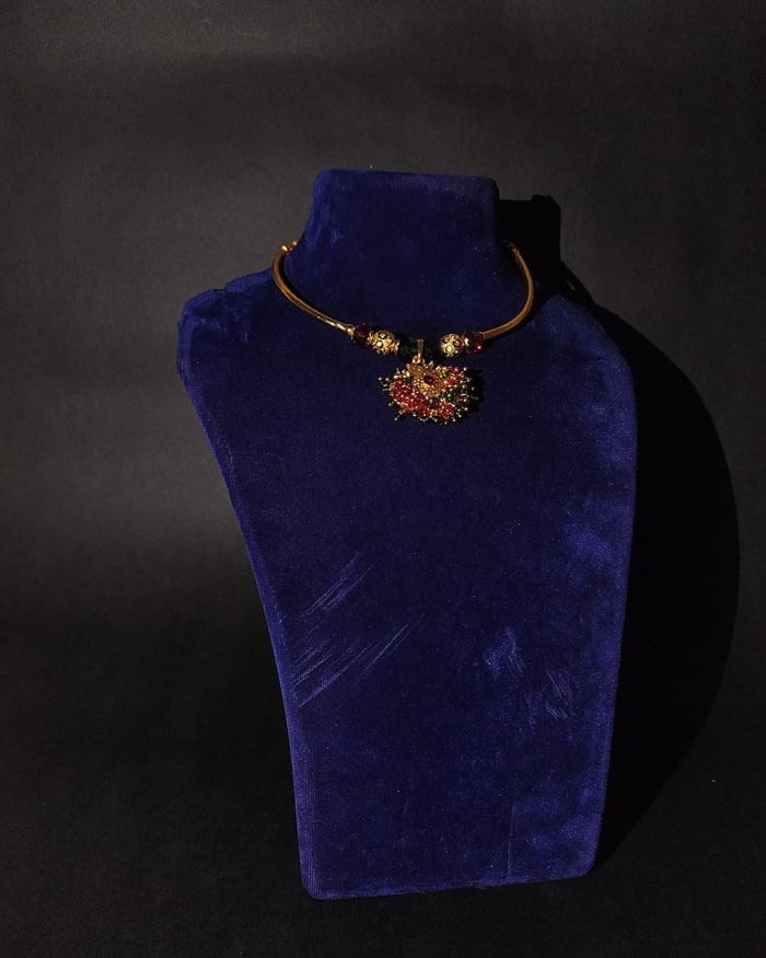 Nakshi Kemp Tushi, Rigid polished ring with nakshi balls and ruby-green kemp motif