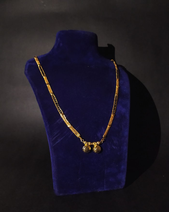 Maharashtrian Twin Vati Mangalsutra, Twin gold chain with black-bead sections and double vati