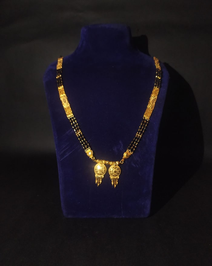 Dual Nakshi Vati Mangalsutra, Black-bead strands with a dual nakshi vati drop