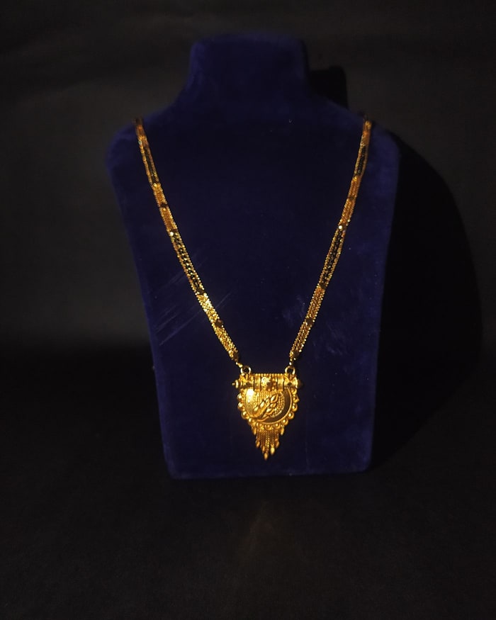 Paan Nakshi Mangalsutra, Fine double chain with a paan-shaped nakshi pendant and bead fringe