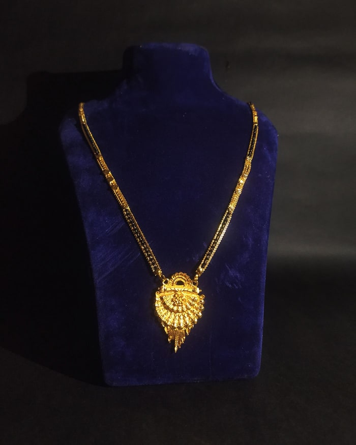 Slim Nakshi Vati Mangalsutra, Slim double chain with a small domed nakshi vati
