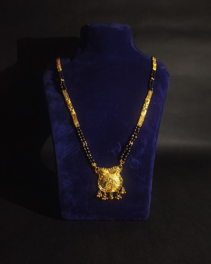Classic Round Vati Mangalsutra, Black-bead chain with a classic round vati