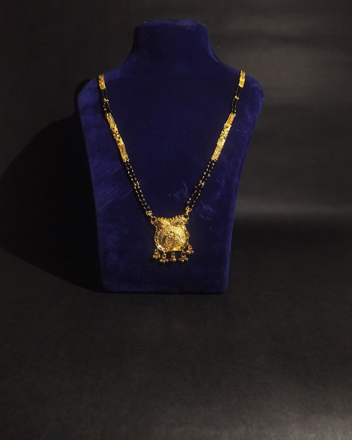 Square Nakshi Mangalsutra, Engraved bar stations with a square nakshi pendant and bead drops