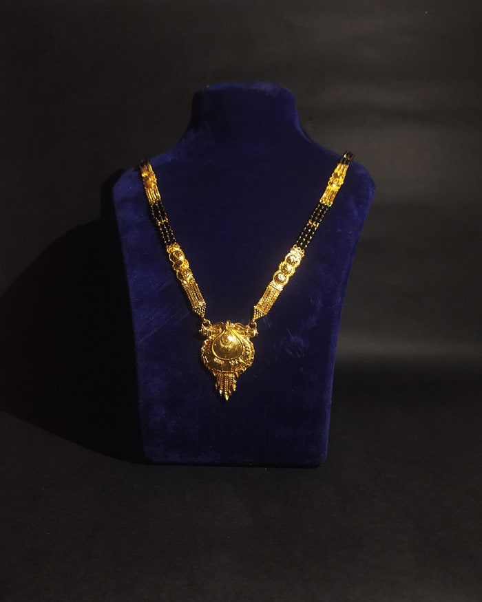 Nakshi Ball Spacer Mangalsutra, Gold ball-and-bar spacers with a domed round nakshi vati