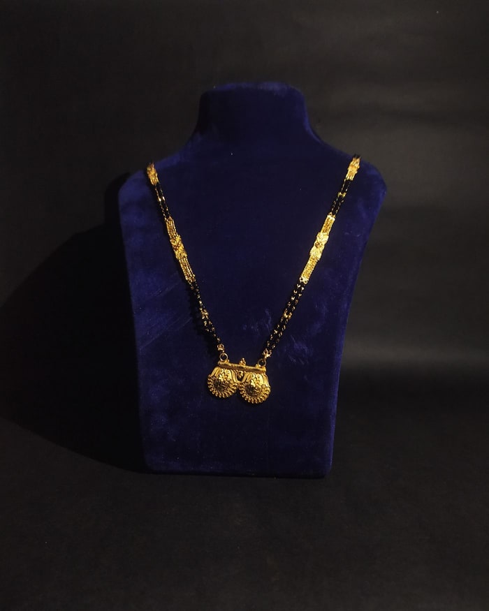 Twin Disc Vati Mangalsutra, Twin disc vati drop on a black-bead chain