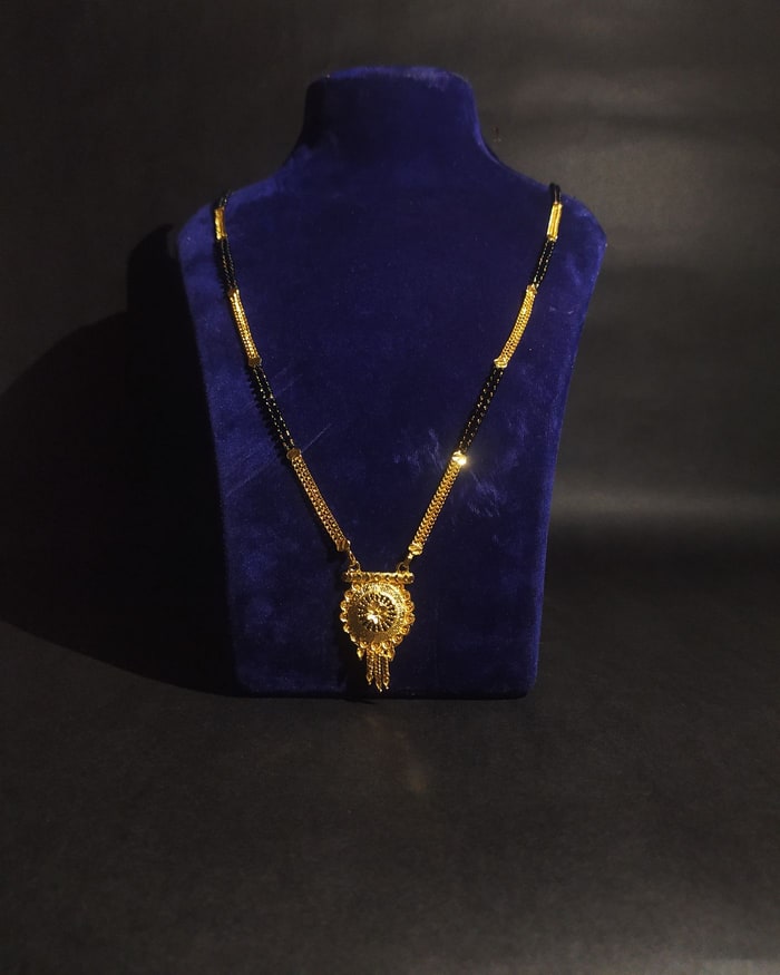 Floral Nakshi Mangalsutra, Fine single-line black beads, flat gold links, round floral pendant