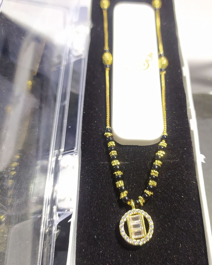 Nakshi Baguette Vati Mangalsutra, Black-bead chain with a round pave-set disc pendant, baguette centre