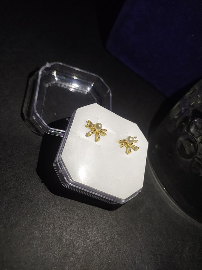 Moti Tara Studs, Starburst stud with gold baguette rays and a pearl centre