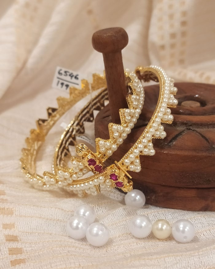 Moti Mukut Bangadi, Crown-scallop pearl-edge bangle pair with a ruby clasp accent