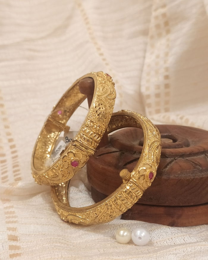 Kemp Nakshi Kada, Floral nakshi-carved wide kada pair with a ruby accent