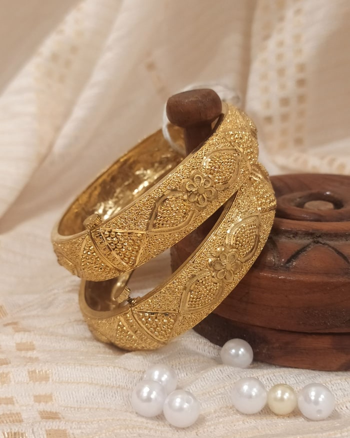 Nakshi Phool Kada, Diamond-lattice pattern with a flower medallion, granulated nakshi texture