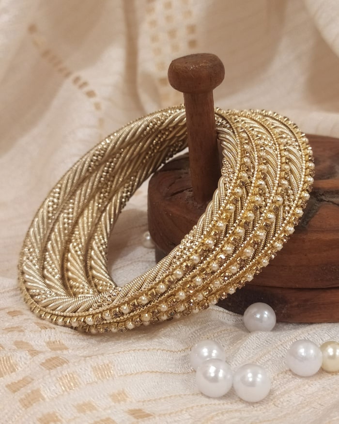 Moti Kada, Twisted-rope swirl pattern kada with a pearl and CZ-lined trim edge