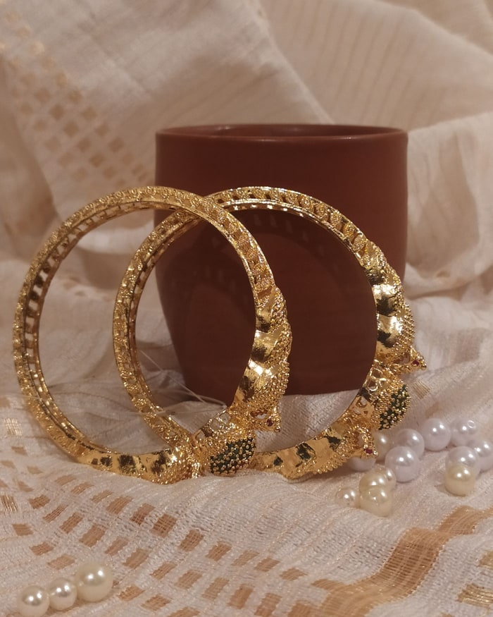Kemp Mor Kada, Twisted-rope bangle pair with peacock-head terminals, ruby and green accents