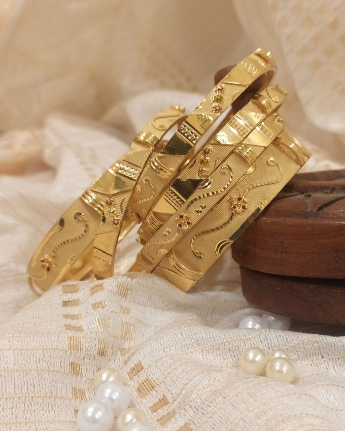 Kemp Kada, Diamond-cut kada pair with pink and red stone accents